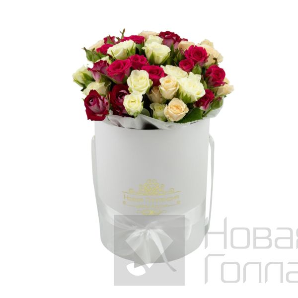 Кустовые розы в маленькой белой шляпной коробке №570