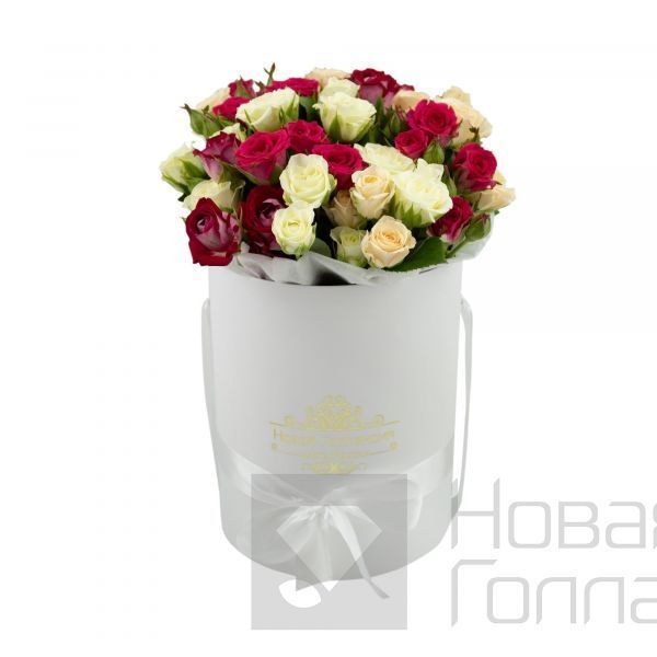 Кустовые розы в маленькой белой шляпной коробке №570