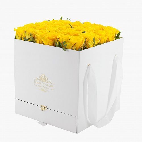 35 желтых роз в большой белой коробке шкатулке с макарунсами 