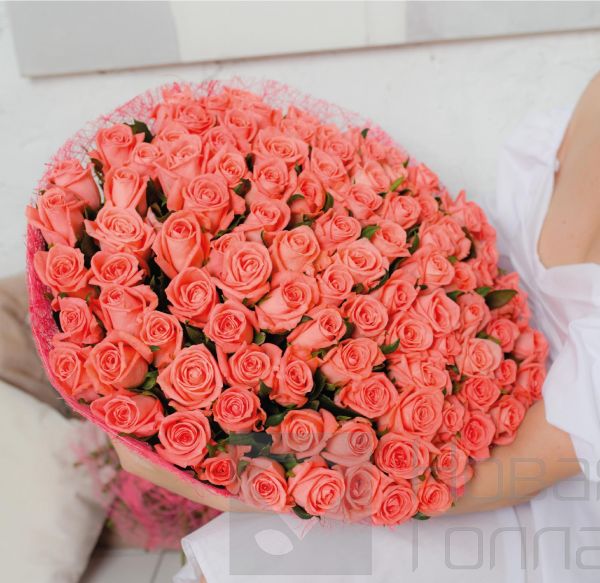 Букет Богини 101 коралловая роза 60 см