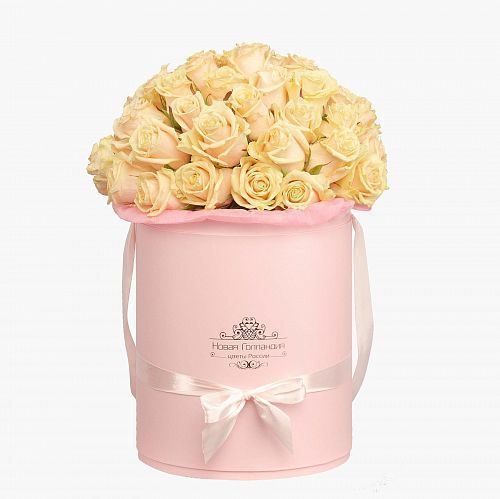 51 нюдовая роза в большой розовой шляпной коробке
