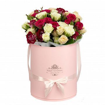 Кустовые розы в маленькой розовой шляпной коробке №571 Кустовые розы в маленькой розовой шляпной коробке №571