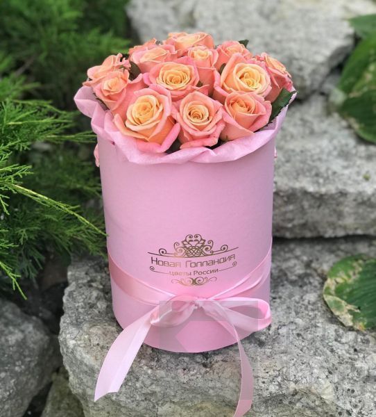 15 персиково-розовых роз в маленькой розовой шляпной коробке №575