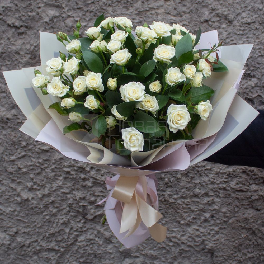 Букет 15 белых кустовых роз