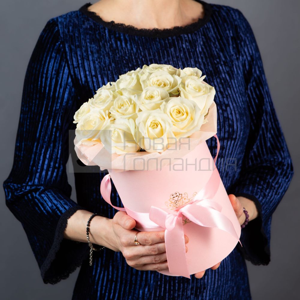 15 белых роз в маленькой розовой шляпной коробке №196