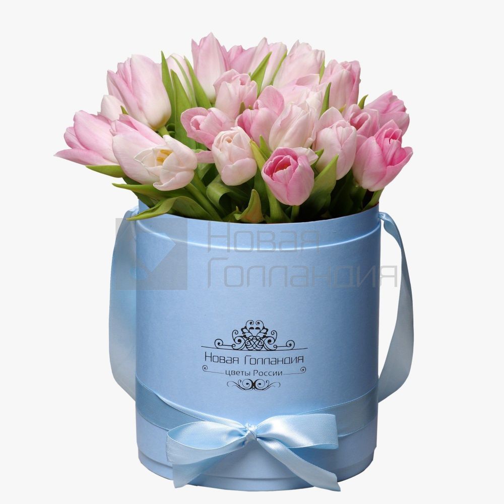 35 розовых тюльпанов в голубой шляпной коробке №218