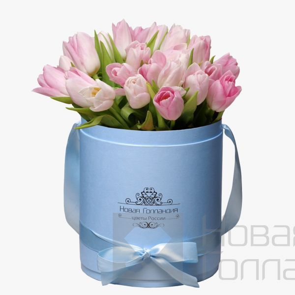 35 розовых тюльпанов в голубой шляпной коробке №218