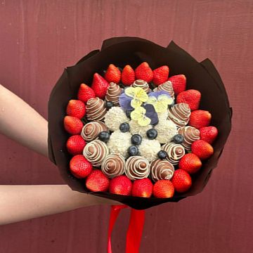 Букет из клубники "Два шоколада с голубикой"