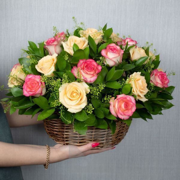 25 кремовых и розовых роз в корзине LUX