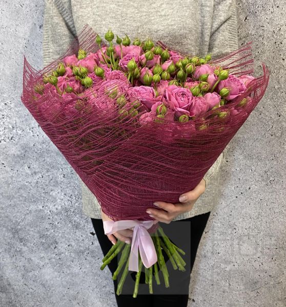 Букет из 25 розовых кустовых пионовидных роз