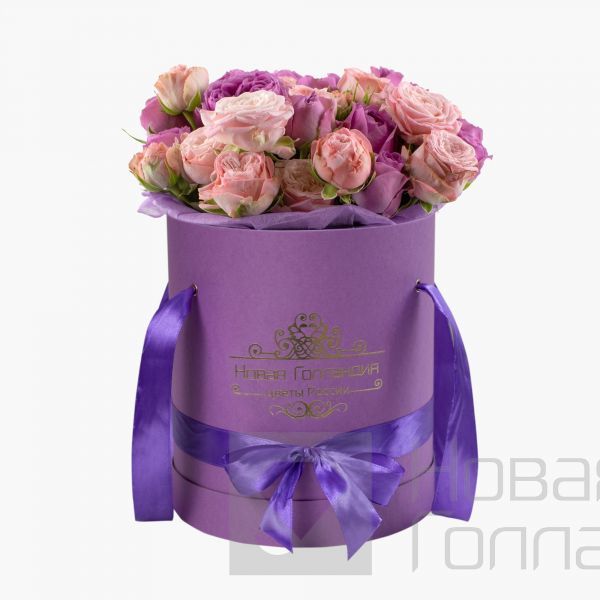 Розовые пионовидные кустовые розы микс в сиреневой шляпной коробке №739
