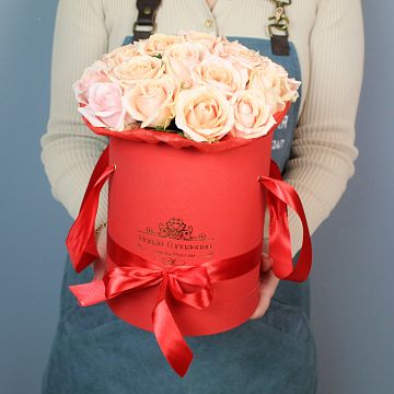 25 нюдовых роз в красной шляпной коробке № 641 25 нюдовых роз в красной шляпной коробке № 641