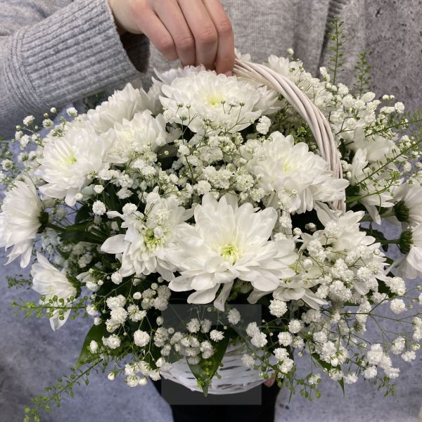 Хризантемы в корзине 9 белых хризантем