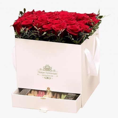 35 красных роз в большой белой коробке шкатулке с макарунсами