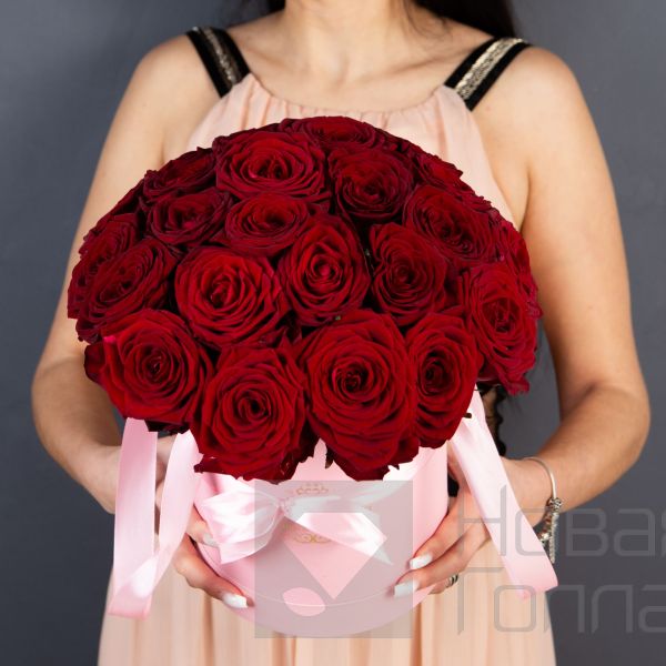 25 красных роз в розовой шляпной коробке №8