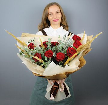 Букет 9 красных роз с декором Букет 9 красных роз с декором