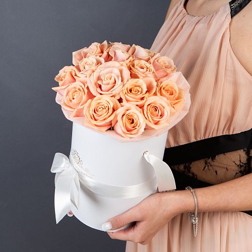 15 нюдовых роз в маленькой белой шляпной коробке 