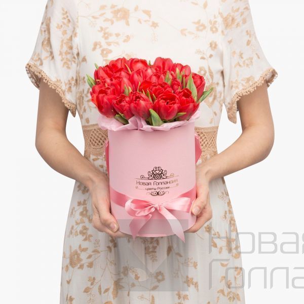 25 красных тюльпанов в розовой маленькой шляпной коробке №523