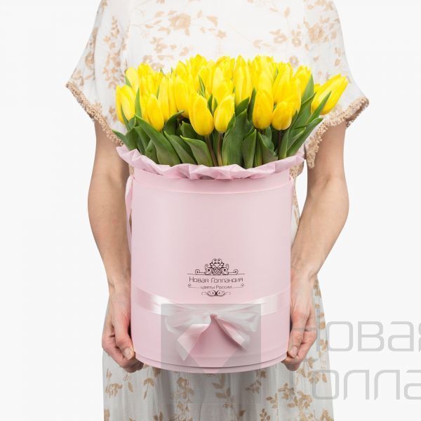 59 желтых тюльпанов в большой розовой шляпной коробке №517
