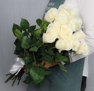 15 белых роз Эквадор 60 см
