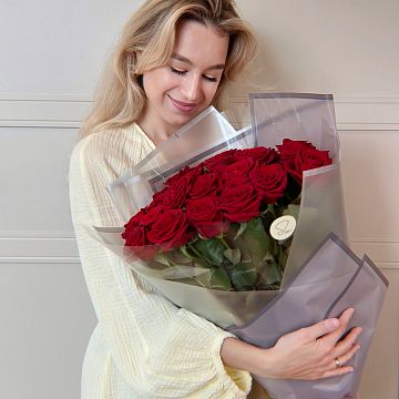Букет 25 красных роз 60 см. в упаковке Букет 25 красных роз 60 см. в упаковке