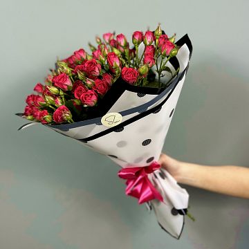 Букет 15 малиновых кустовых роз Букет 15 малиновых кустовых роз