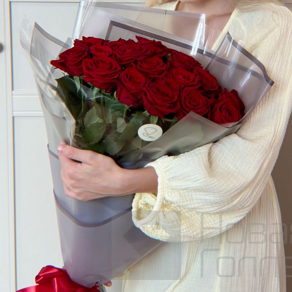 Букет 25 красных роз 60 см. в упаковке