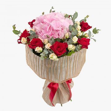 Букет Воздушный замок из роз и гортензии