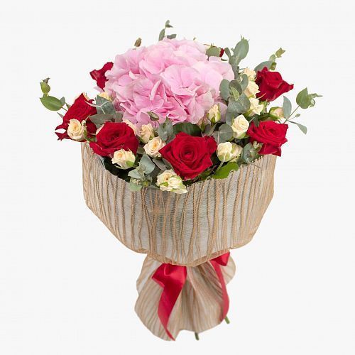 Букет Воздушный замок из роз и гортензии