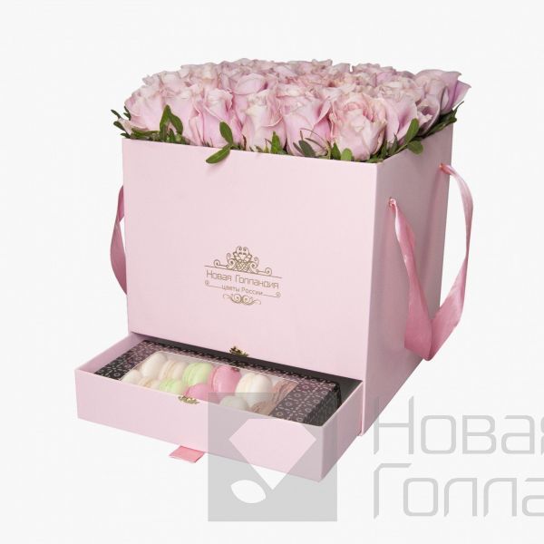 35 нежно-розовых роз в большой розовой коробке шкатулке с макарунсами №463