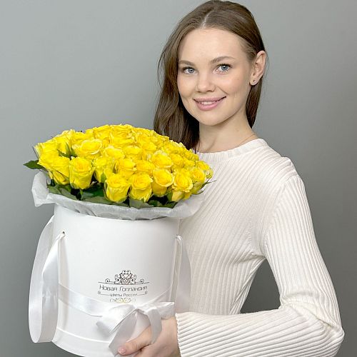 51 Желтая роза в большой белой шляпной коробке 