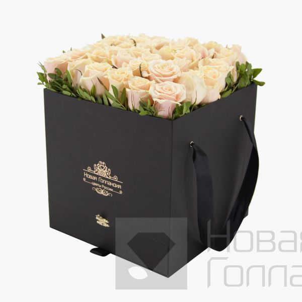 35 нюдовых роз в большой черной коробке шкатулке с макарунсами №469