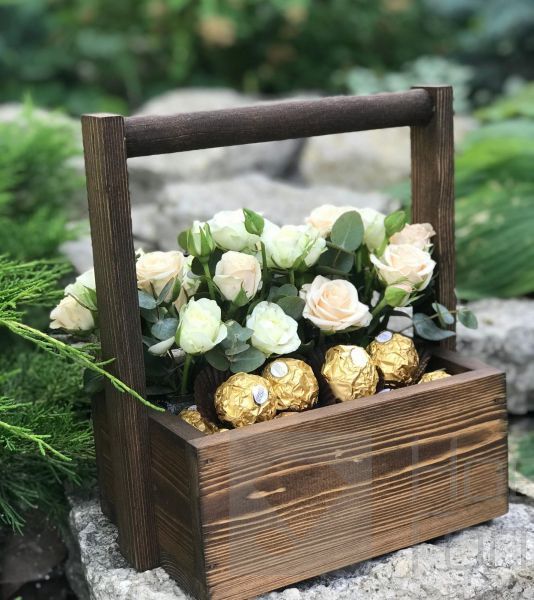 Кустовые розы в деревянном ящике с конфетами