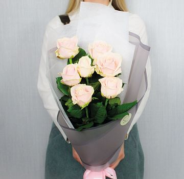 Букет 7 нюдовых роз 60 см Букет 7 нюдовых роз 60 см