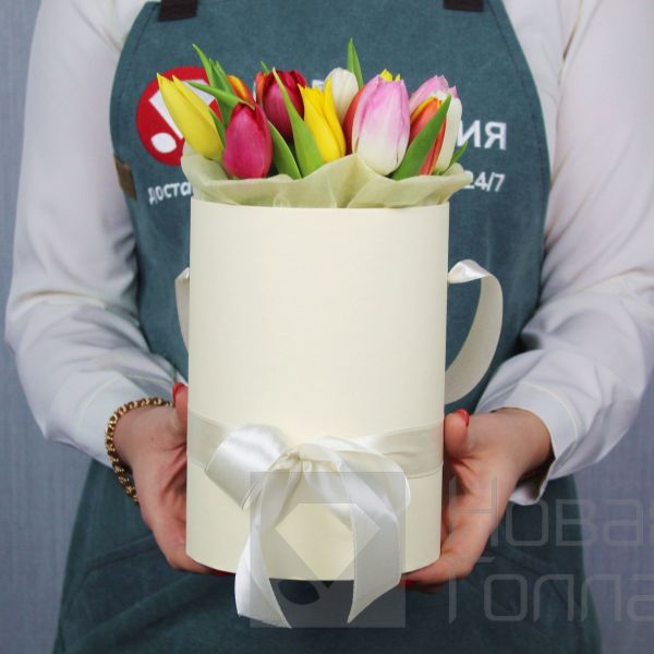 15 тюльпанов микс в маленькой бежевой шляпной коробке