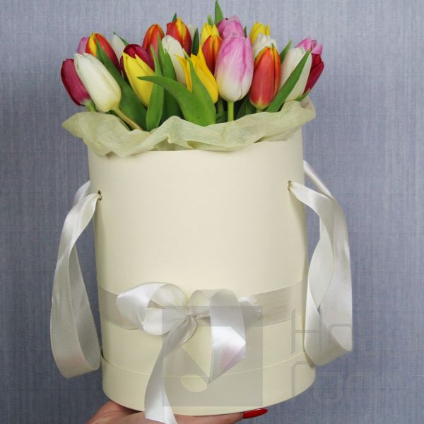 25 тюльпанов микс в бежевой средней шляпной коробке