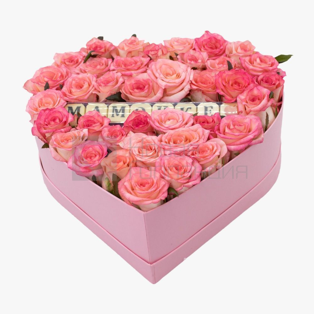Сердце из роз в розовой коробке с шоколадом Мамочке