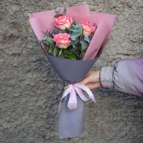 Букет из 3 розовых роз с декором