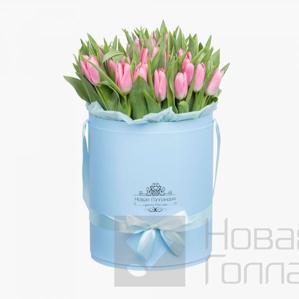 59 розовых тюльпанов в большой голубой шляпной коробке №505
