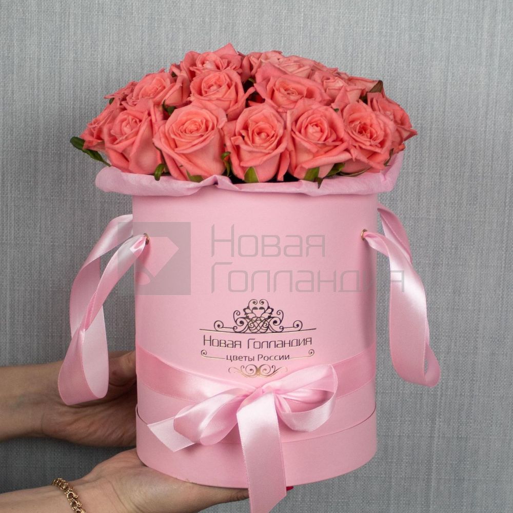 25 коралловых роз в розовой шляпной коробке