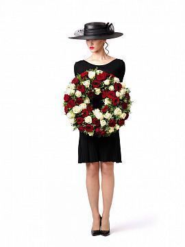 Траурный венок красно-белый