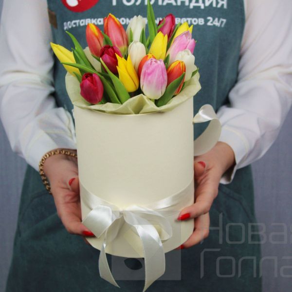 15 тюльпанов микс в маленькой бежевой шляпной коробке