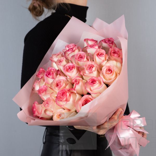 Букет 25 розовых роз с каймой Кения 40 см в упаковке