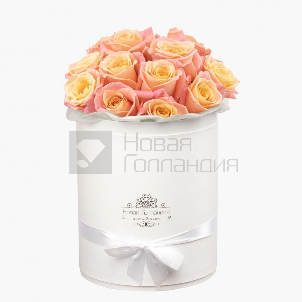 15 персиково-розовых роз в маленькой белой шляпной коробке №574