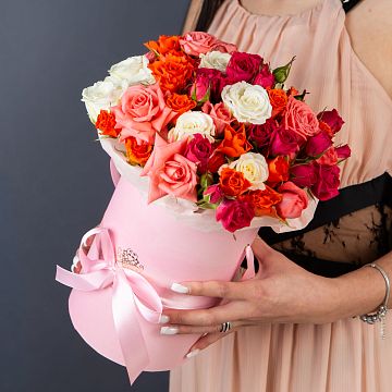 Кустовые розы в маленькой розовой шляпной коробке №571