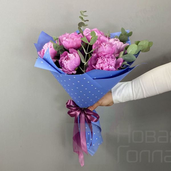 Букет 9 ярко-розовых пионов с эвкалиптом