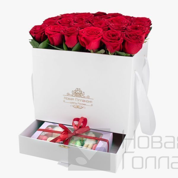 29 красных роз в большой белой коробке шкатулке с макарунсами LUX