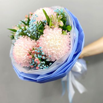 Букет из хризантем и гипсофилы Букет из хризантем и гипсофилы
