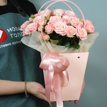 15 кустовых пионовидных роз в розовой сумочке 15 кустовых пионовидных роз в розовой сумочке