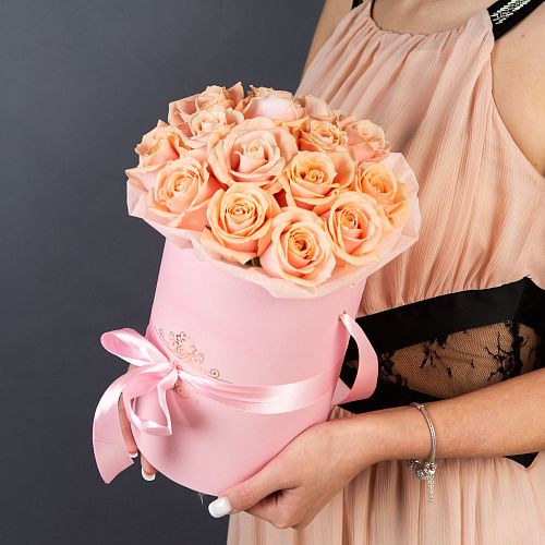 15 нюдовых роз в маленькой розовой шляпной коробке 